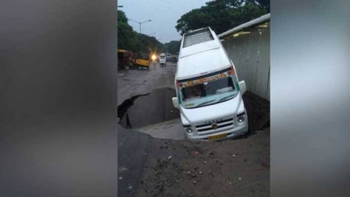 Heavy Rain...tempo van stuck in a ditch in chennai Heavy Rain...tempo van stuck in a ditch in chennai