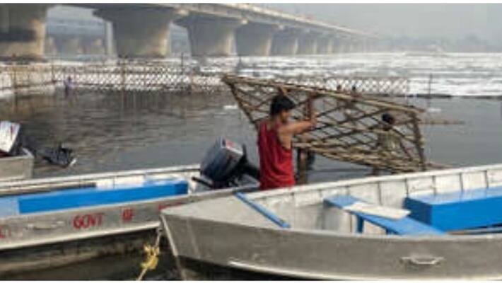 Tough for Thermocol Raju ..? Do this to get rid of the foam in the Delhi Yamuna River.! Tough for Thermocol Raju ..? Do this to get rid of the foam in the Delhi Yamuna River.!