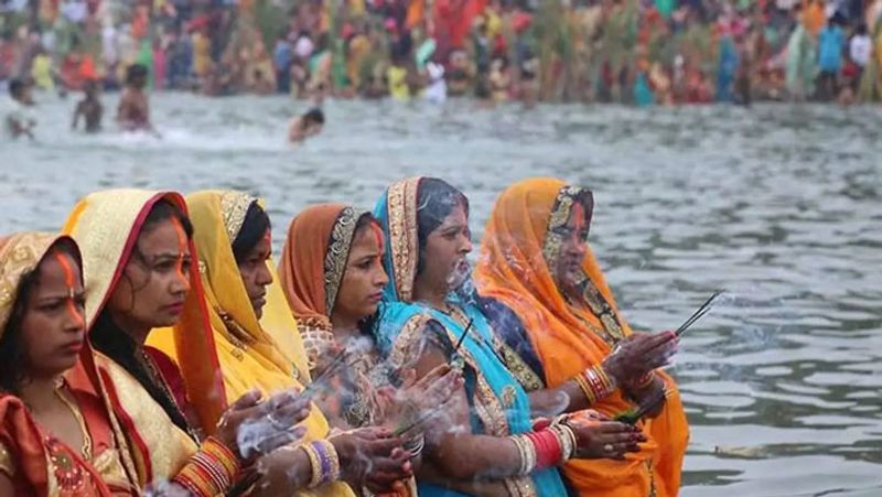 chhath puja 2021 Today morning rising sun surya arghya shubh muhurat vidhi worshiped getting into water Chhath Ghats UDT