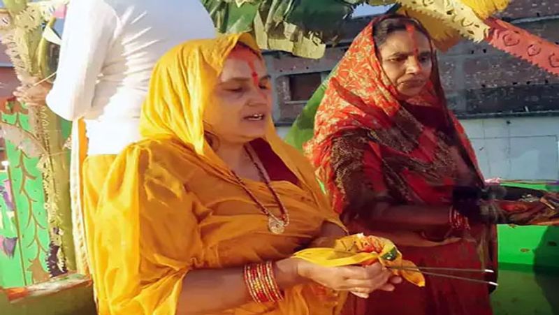 chhath puja 2021 Today morning rising sun surya arghya shubh muhurat vidhi worshiped getting into water Chhath Ghats UDT