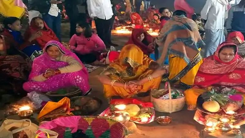 chhath puja 2021 Today morning rising sun surya arghya shubh muhurat vidhi worshiped getting into water Chhath Ghats UDT