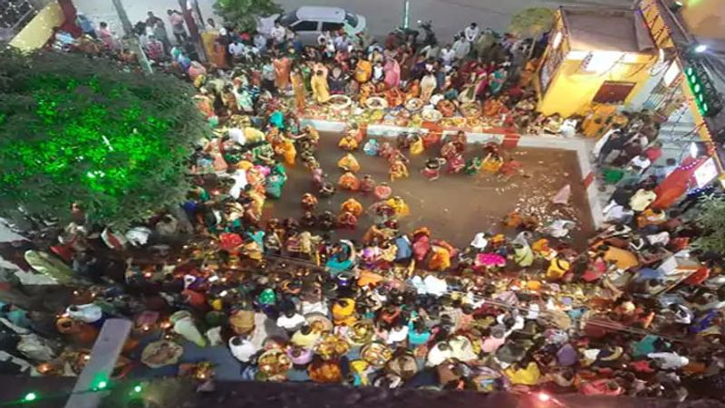 chhath puja 2021 Today morning rising sun surya arghya shubh muhurat vidhi worshiped getting into water Chhath Ghats UDT