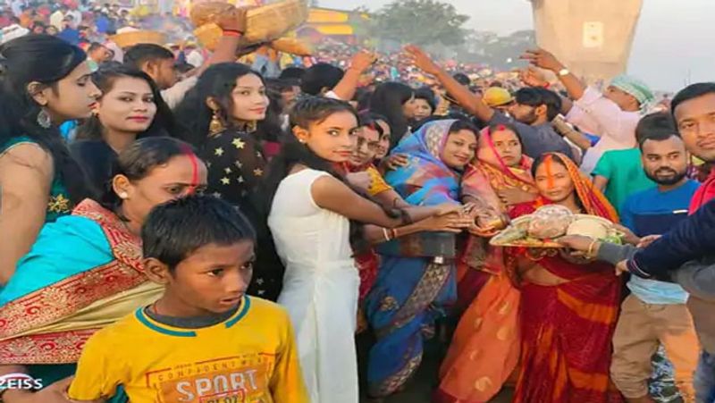 chhath puja 2021 Today morning rising sun surya arghya shubh muhurat vidhi worshiped getting into water Chhath Ghats UDT