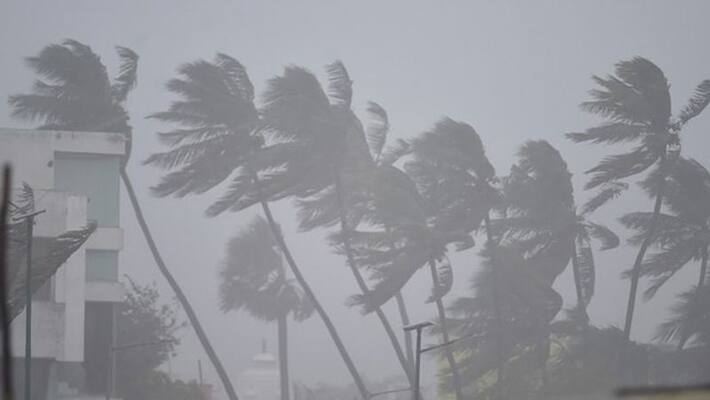 Lord.. What will happen to Chennai .. bus service stoped .. Closure of 16 tunnels .. Intimidating hurricane. Lord.. What will happen to Chennai .. bus service stoped .. Closure of 16 tunnels .. Intimidating hurricane.