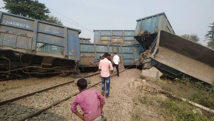UP Jaunpur 21 bogies of goods train overturned many trains including Mahamana stuck due to Lucknow route jam UDT UP Jaunpur 21 bogies of goods train overturned many trains including Mahamana stuck due to Lucknow route jam UDT