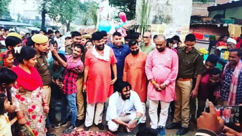 chhath puja 2021 mp ravi kishan celebrated chhath on ghat with people bhojpuri actor in gorakhpur