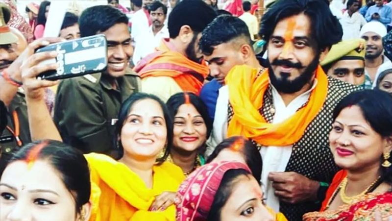 chhath puja 2021 mp ravi kishan celebrated chhath on ghat with people bhojpuri actor in gorakhpur