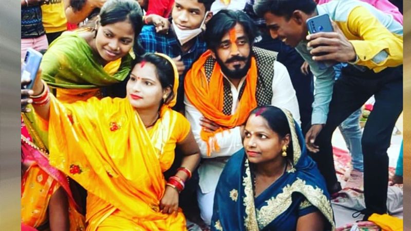 chhath puja 2021 mp ravi kishan celebrated chhath on ghat with people bhojpuri actor in gorakhpur