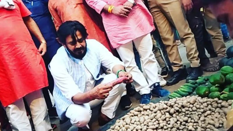 chhath puja 2021 mp ravi kishan celebrated chhath on ghat with people bhojpuri actor in gorakhpur
