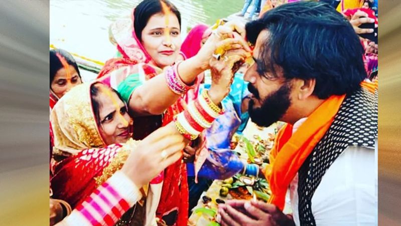 chhath puja 2021 mp ravi kishan celebrated chhath on ghat with people bhojpuri actor in gorakhpur