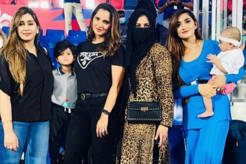 T20 Worldcup 2021: Hassan Ali wife samiya getting abuse from Pakistan Cricket fans, Indians trends stand with hasan ali