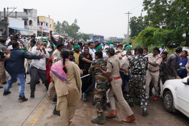 police loty charge on farmers in amaravati padayatra