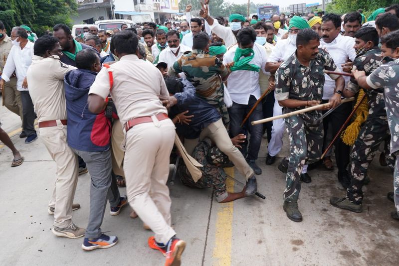 police loty charge on farmers in amaravati padayatra