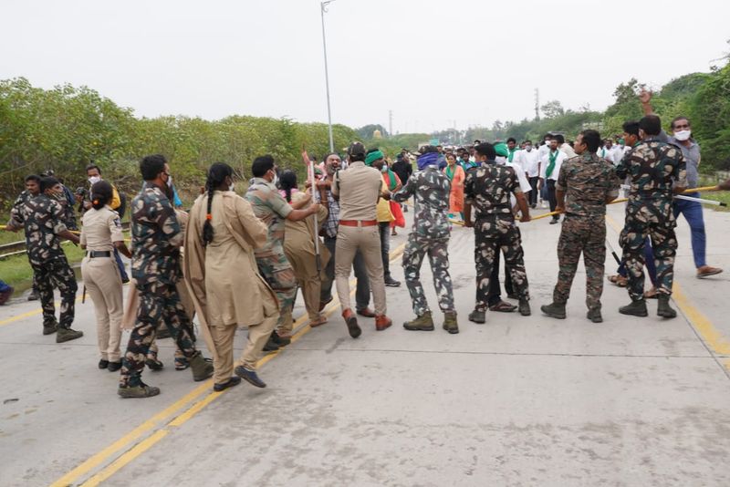 police loty charge on farmers in amaravati padayatra
