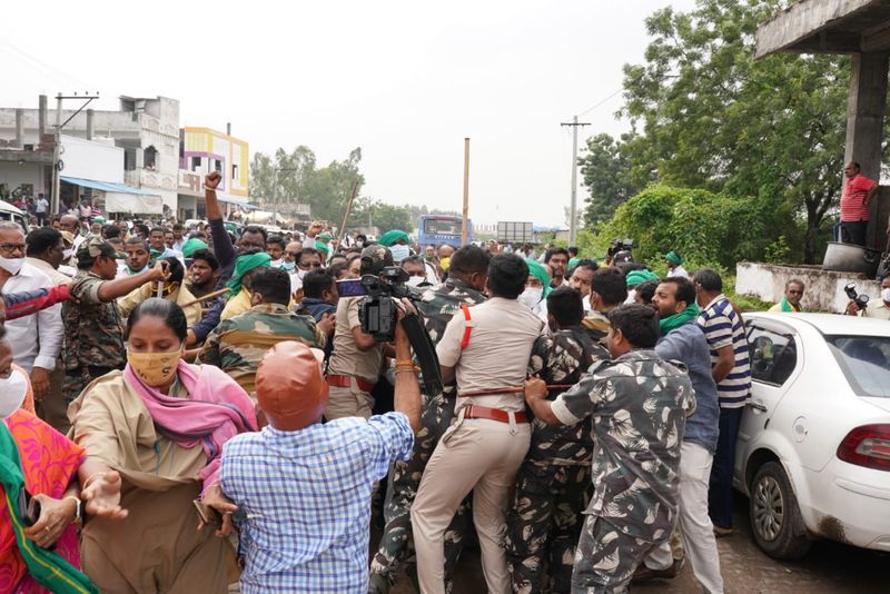 police loty charge on farmers in amaravati padayatra