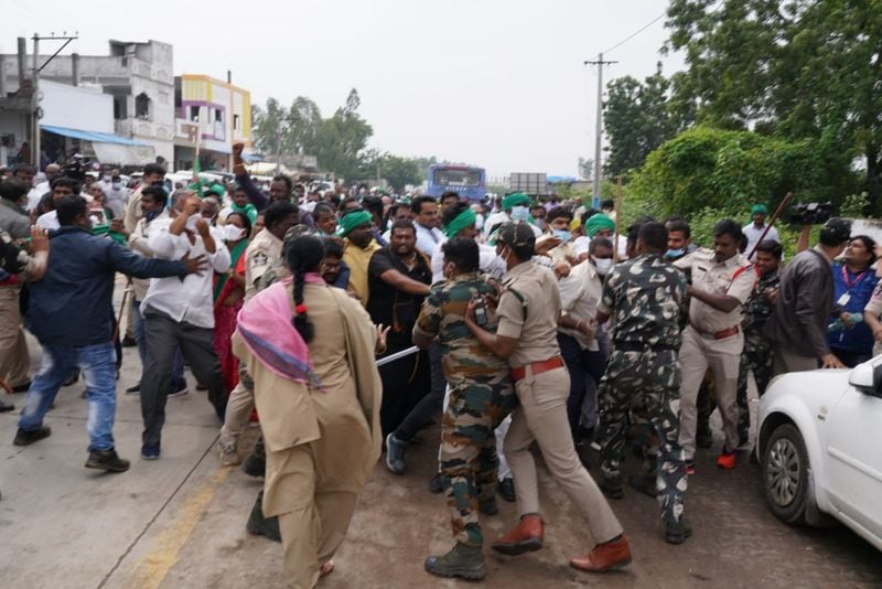 police loty charge on farmers in amaravati padayatra