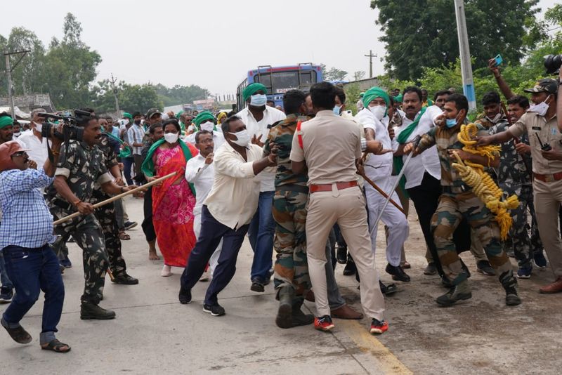 police loty charge on farmers in amaravati padayatra