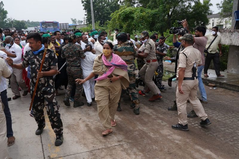 police loty charge on farmers in amaravati padayatra