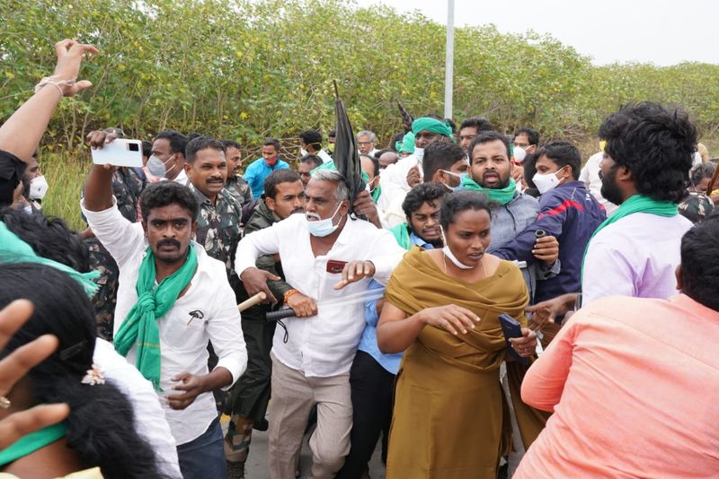 police loty charge on farmers in amaravati padayatra