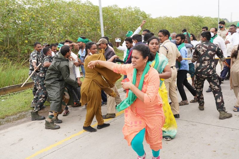 police loty charge on farmers in amaravati padayatra
