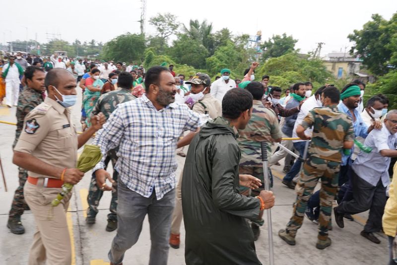 police loty charge on farmers in amaravati padayatra