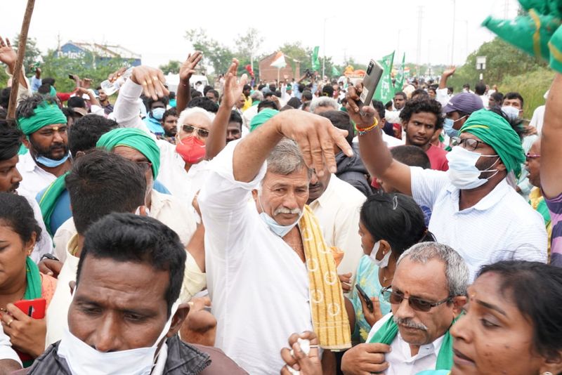 police loty charge on farmers in amaravati padayatra