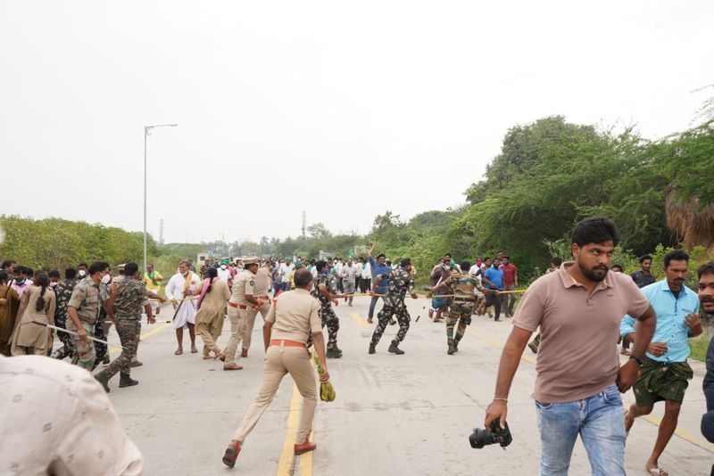 police loty charge on farmers in amaravati padayatra