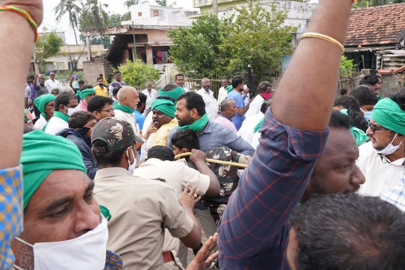 police loty charge on farmers in amaravati padayatra