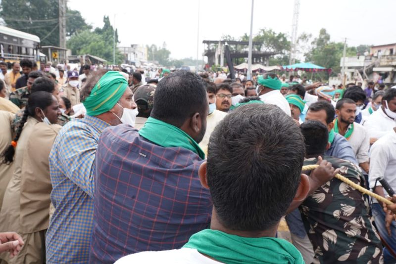 police loty charge on farmers in amaravati padayatra