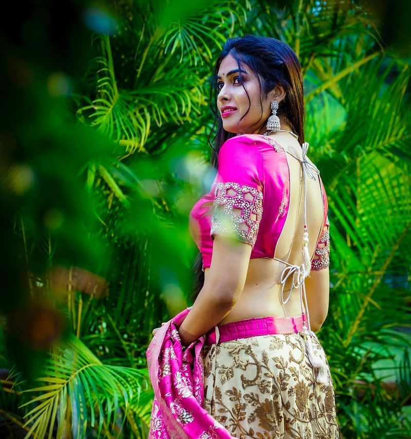 bogg bpss fame divi rises heat her back less poses goes viral