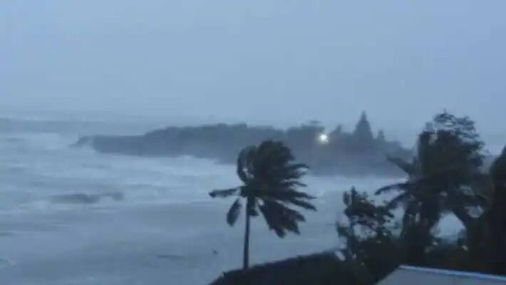 Barometric depression beginning to cross the coast; Removal of Red Alert issued to Chennai Barometric depression beginning to cross the coast; Removal of Red Alert issued to Chennai