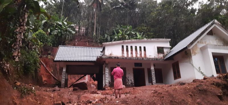 heavy rain and land slide in kottayam and pathanamthitta