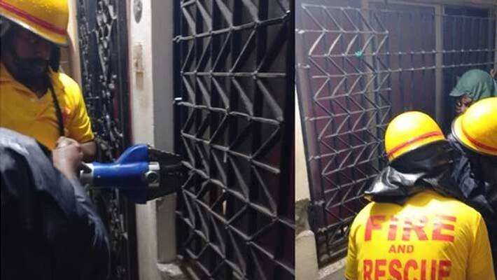 Businessman stuck inside the house because the sensor door did not work Businessman stuck inside the house because the sensor door did not work