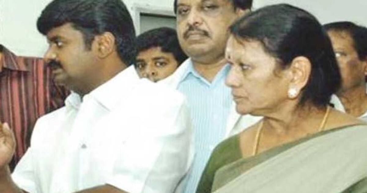 AIADMK: ஆட்டையை போட்ட பணத்தோடு அட்ரஸ் இல்லாமல் அப்பிட்டான அதிமுக முன்னாள் அமைச்சர்..!