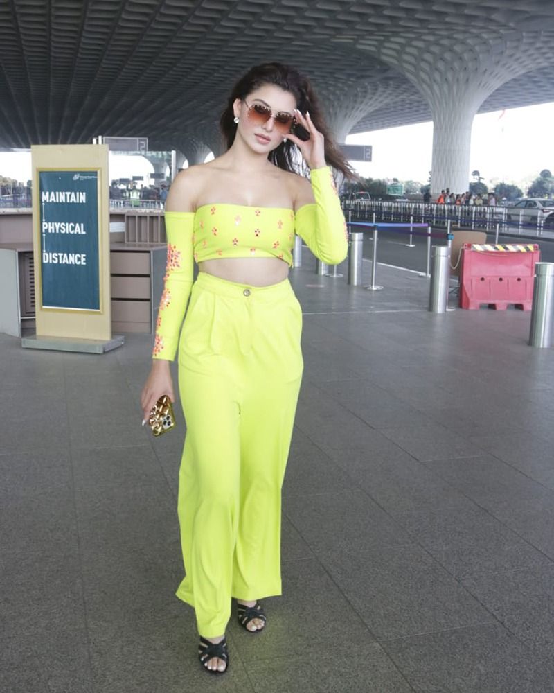 Bollywood Urvashi Rautela flaunts her sexy cleavage in latest photos bRD