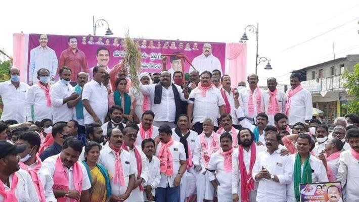 TRS Dharna at Karimnagar... Minister Gagula Kamalakar Serious on Union Government TRS Dharna at Karimnagar... Minister Gagula Kamalakar Serious on Union Government