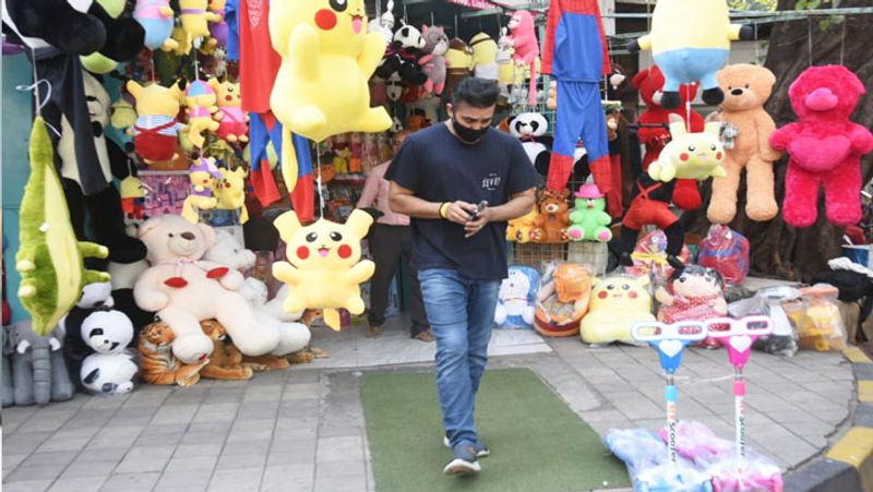 Raj Kundra's life back on track was seen buying toys for daughter Samisha bollywood news NTP