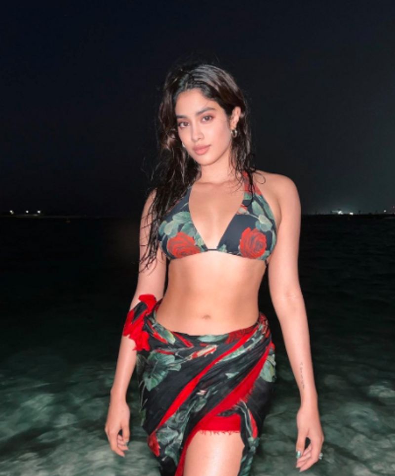 Janhvi Kapoor does the lungi dance with Khushi Kapoor on a Dubai beach dpl