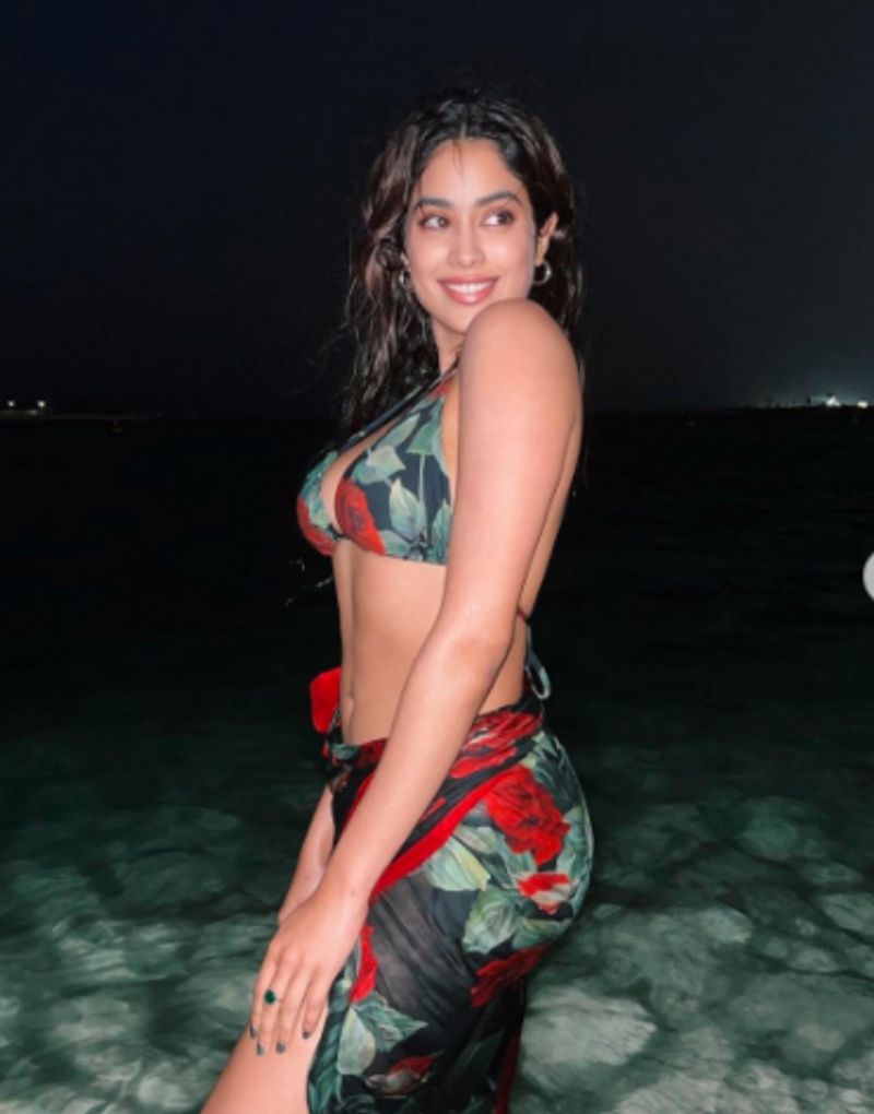 Janhvi Kapoor does the lungi dance with Khushi Kapoor on a Dubai beach dpl