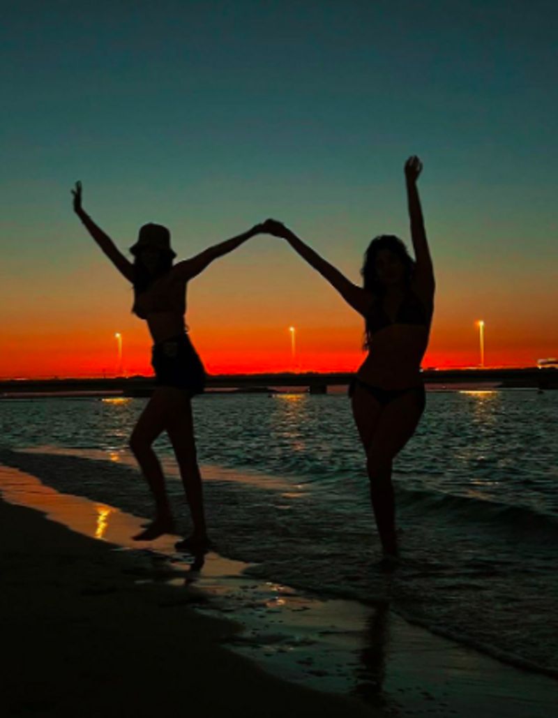 Janhvi Kapoor does the lungi dance with Khushi Kapoor on a Dubai beach dpl