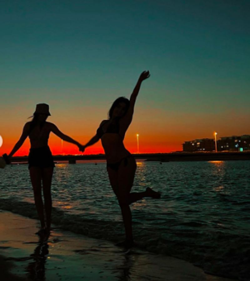 Janhvi Kapoor does the lungi dance with Khushi Kapoor on a Dubai beach dpl