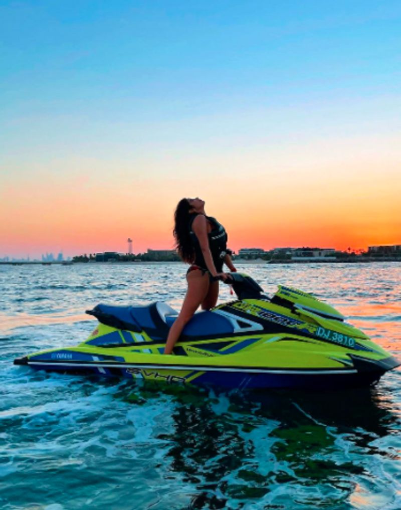 Janhvi Kapoor does the lungi dance with Khushi Kapoor on a Dubai beach dpl