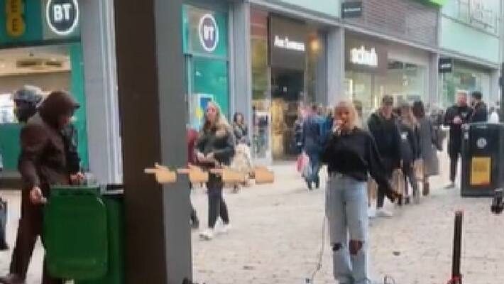 street singer helps homeless man for food while in live perfomance street singer helps homeless man for food while in live perfomance