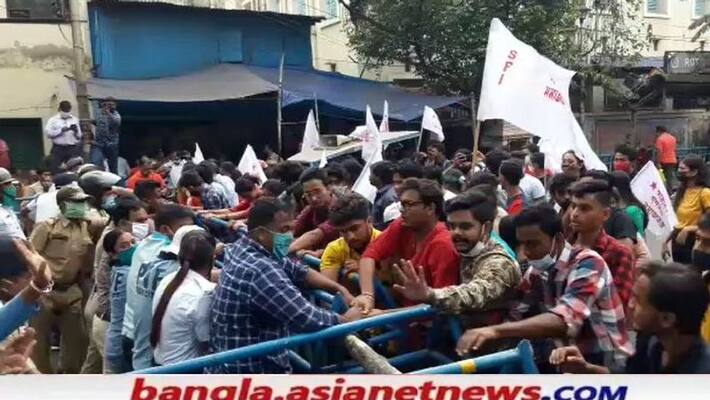 SFI submits deputation to Howrah DM with 6 point demand before opening school and college RTB SFI submits deputation to Howrah DM with 6 point demand before opening school and college RTB
