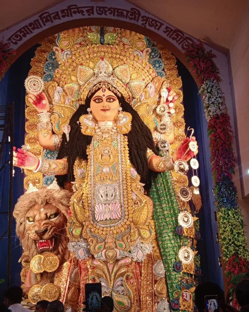 Crowds of visitors at Jagadhatri Puja in Chandannagar during Covid Situation RTB