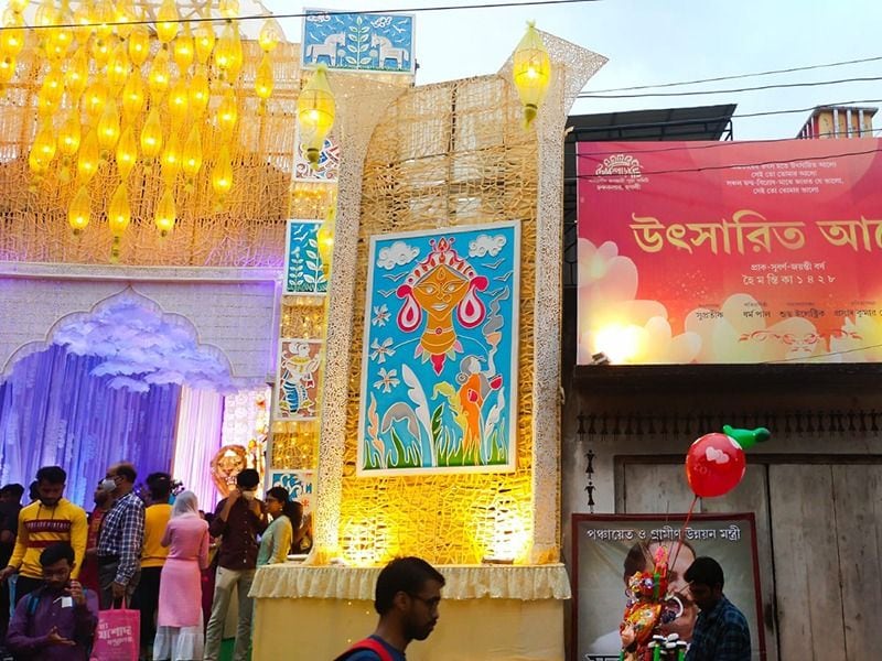 Crowds of visitors at Jagadhatri Puja in Chandannagar during Covid Situation RTB