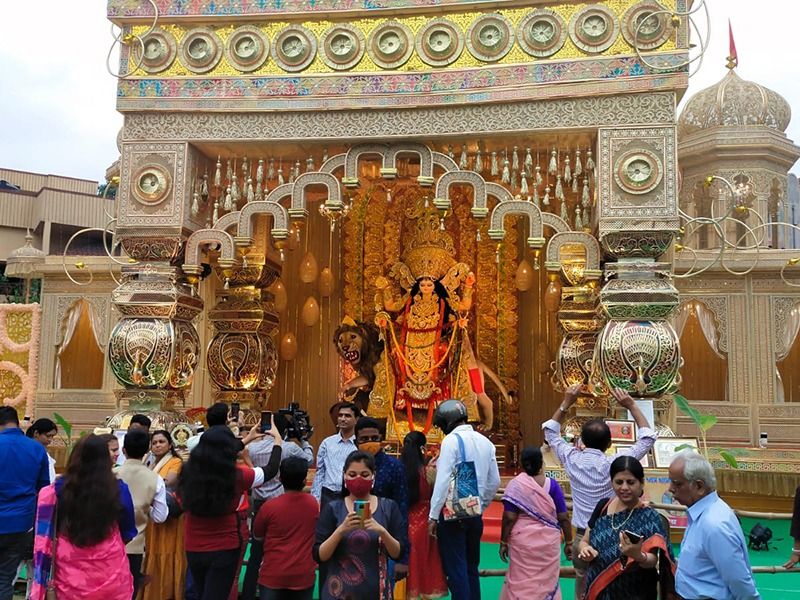 Crowds of visitors at Jagadhatri Puja in Chandannagar during Covid Situation RTB