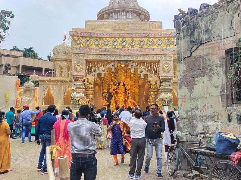 Crowds of visitors at Jagadhatri Puja in Chandannagar during Covid Situation RTB