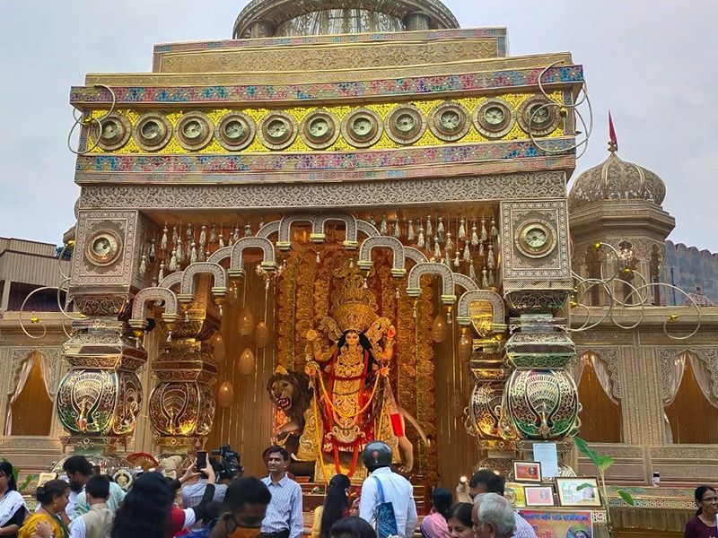 Crowds of visitors at Jagadhatri Puja in Chandannagar during Covid Situation RTB