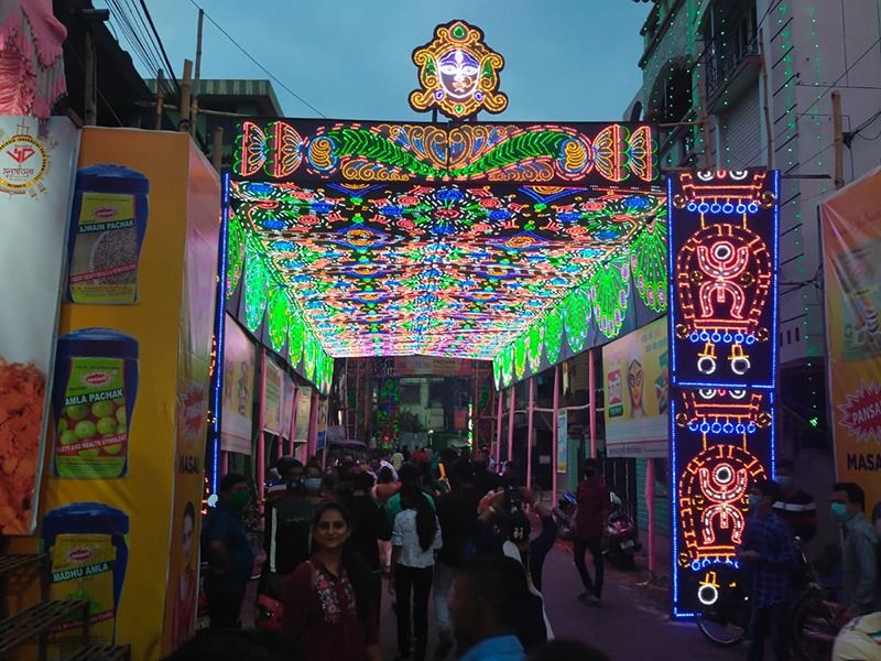 Crowds of visitors at Jagadhatri Puja in Chandannagar during Covid Situation RTB
